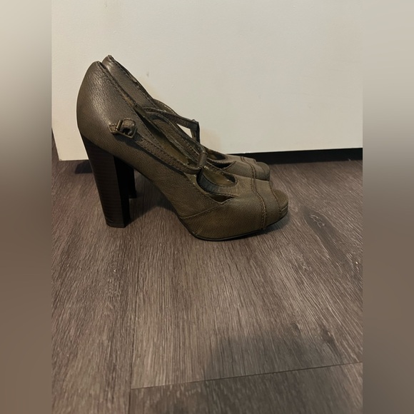 Vera Wang Heels in Taupe - Picture 2 of 4